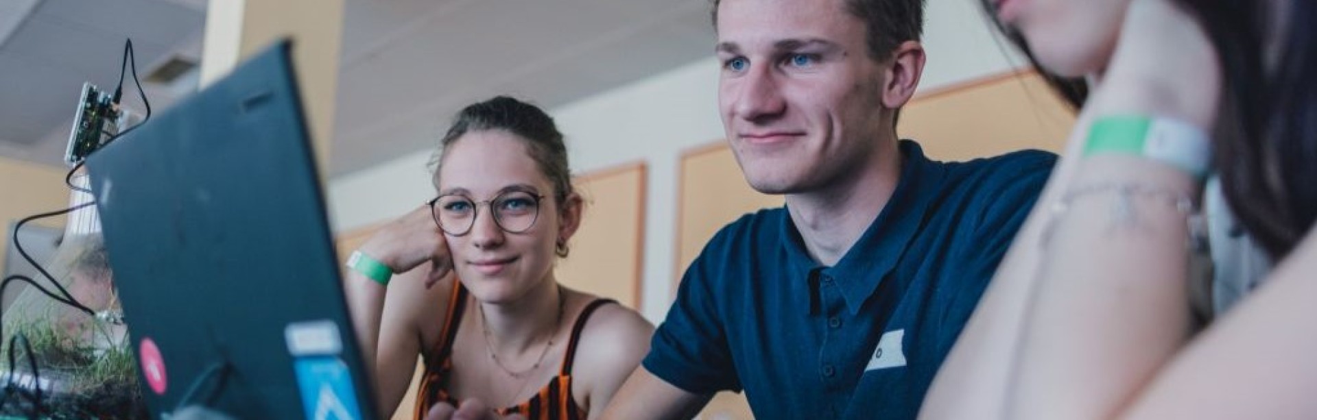 future alliance: Jugendliche arbeiten an einem Laptop