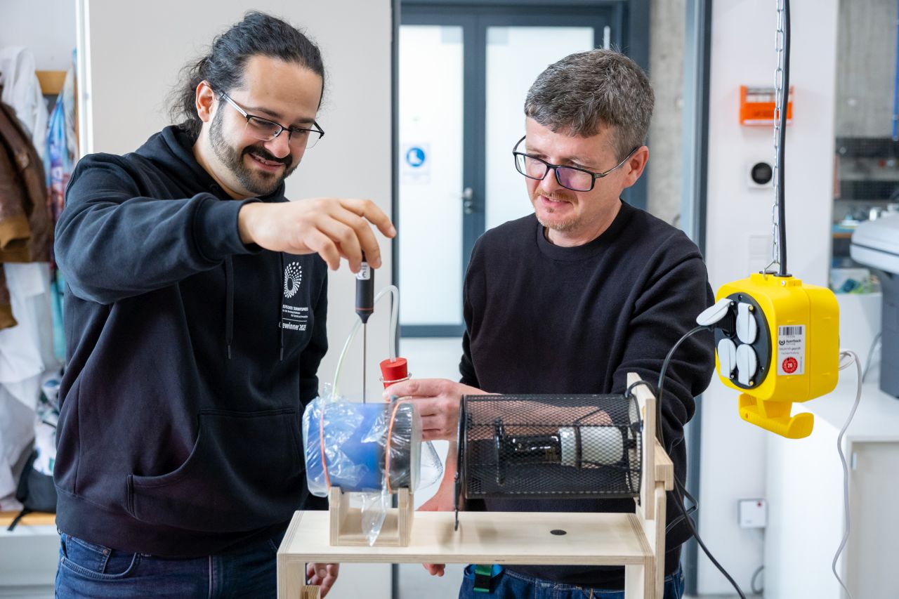 future alliance: zwei M&auml;nner experimentieren