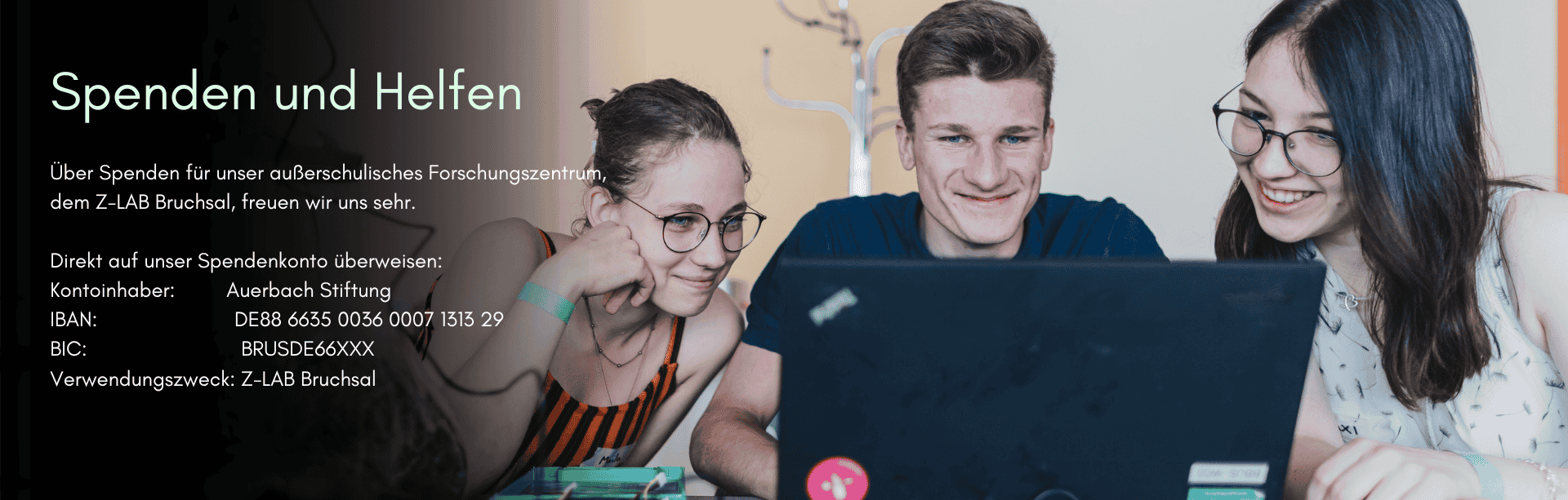 Drei Jugendliche sitzen am Laptop