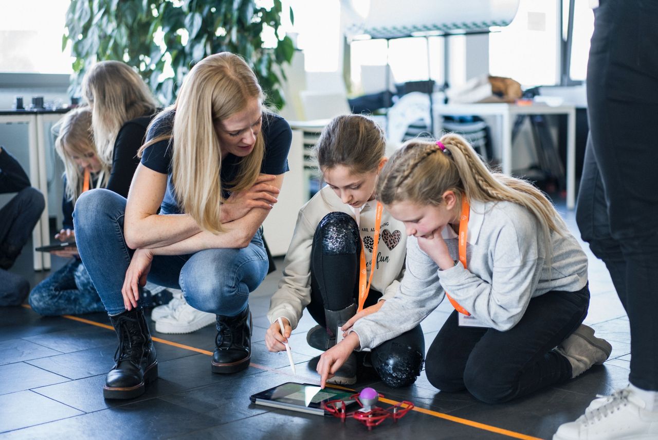 Sch&uuml;lerinnen programmieren Drohnen