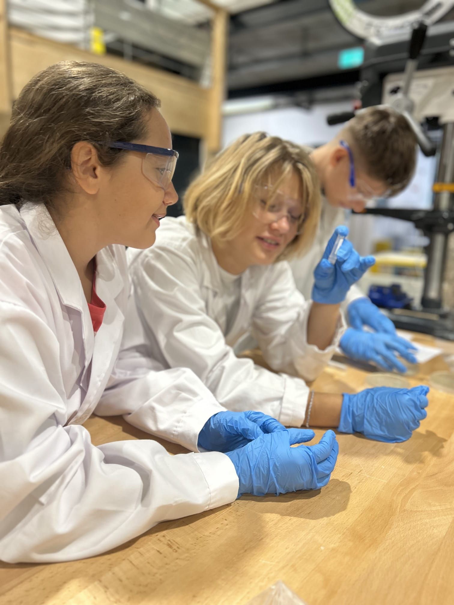future alliance: Kinder experimentieren im Laborkittel